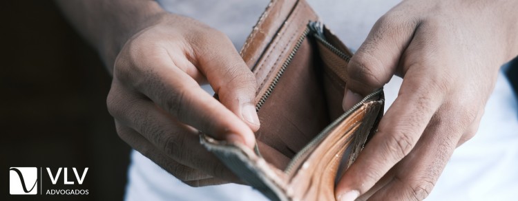 Lei do Superendividamento: salário desaparece nas dívidas? 3 carteira vazia representando lei do superendividamento