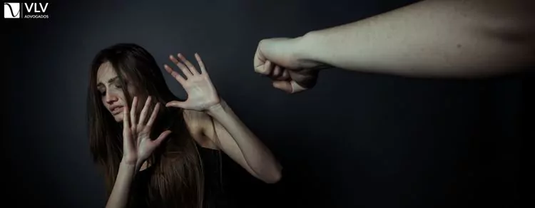 Medida protetiva: como funciona, prazos e o que ela proíbe? 1 imagem representando mulher que precisa de medida protetiva
