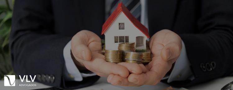 O que é espólio e qual seu papel na herança? 1 advogado realizando espólio