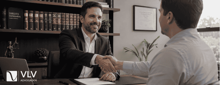 Quem mora de aluguel pode ter direito a bens do imóvel? 3 Advogado e cliente apertando as mãos após consulta sobre direitos de inquilino