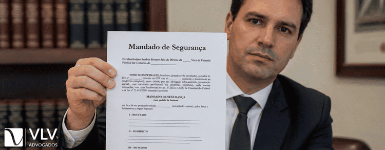 Mandado de Segurança: o que é, quando usar e como funciona? 3 advogado segurando um mandado de segurança nas mãos