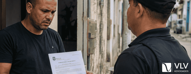Fui intimado a comparecer na delegacia: conheça seus direitos 1 homem sendo intimado a comparecer à delegacia