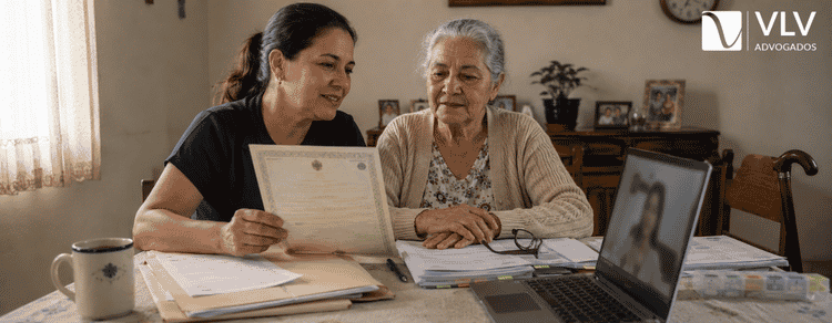 Renda dos filhos impede o BPC LOAS? Entenda quem entra no cálculo e quando o benefício pode ser negado 2 Filha e mãe idosa organizando certidões e documentos sobre renda dos filhos no BPC LOAS
