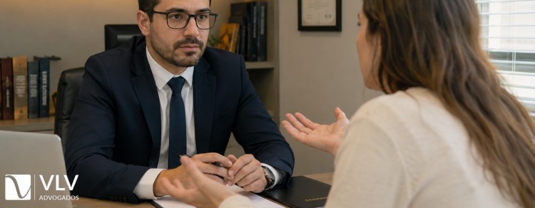 mãe preocupada com a madrasta conversando com advogado