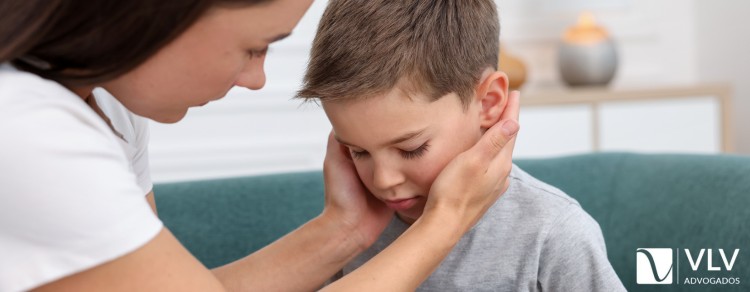 mãe com o filho representando preocupação do contato dele com a madrasta