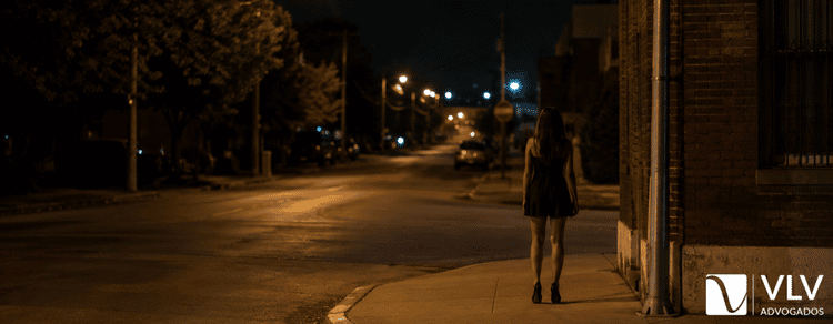 mulher na rua em prostituição