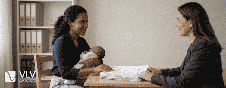 Auxílio-maternidade: quem tem direito, valor e prazos em 2026 3 Mulher solicitando auxílio-maternidade com advogado