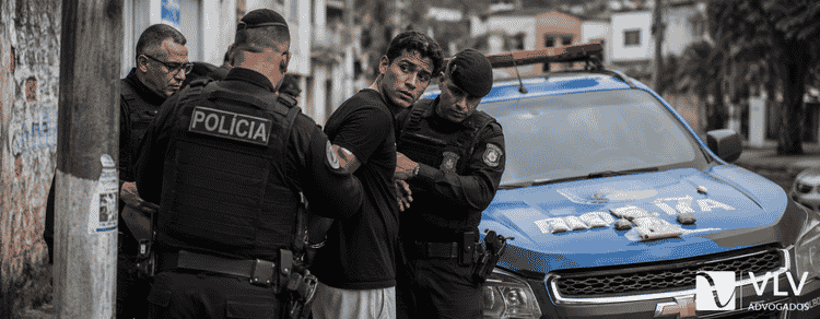 homem sendo preso por tráfico de drogas em busca da defesa preliminar