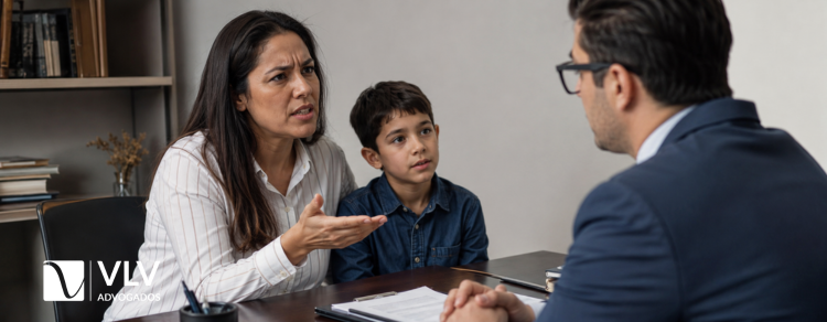 Modificação de guarda por alienação parental: como pedir? 2 crianca com mae em modificacao de guarda advogado vlv advogados