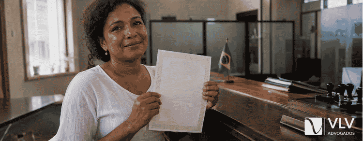 Mulher segurando certidão em cartório