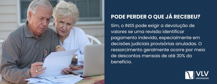 Sim, o INSS pode pedir devolução se a revisão apontar pagamento indevido.