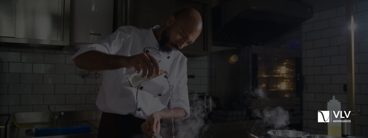 Imagem representando cozinheiro tem direito à rescisão indireta.