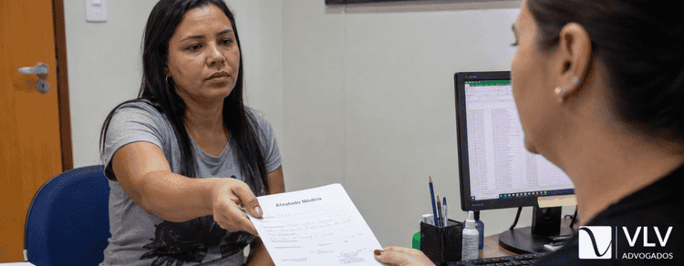 Atestados intercalados e sucessivos: regras, prazos e o que fazer 1 funcionária entregando atestados intercalados e sucessivos à empregadora