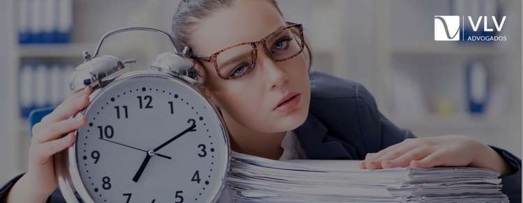 Imagem representando banco de horas irregular. 
