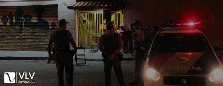 Imagem representando entrada de policiais em casa. 