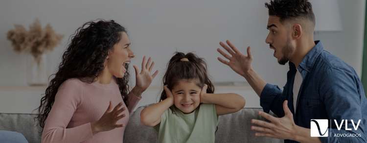 imagem representando ex-cônjuge falando mal da mãe para o filho.