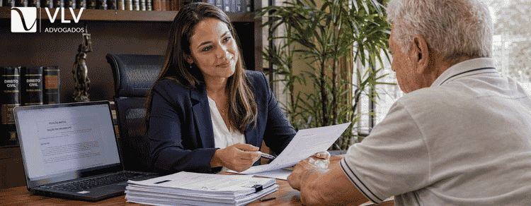 Aposentadoria para quem faz hemodiálise: requisitos, valores e como pedir 2 Advogada orientando cliente sobre aposentadoria por hemodiálise em consultório jurídico.