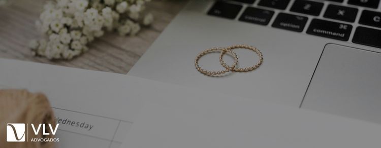 Imagem representando casamento online é válido fora do Brasil.