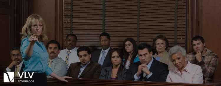 Imagem representando julgamento criminal.