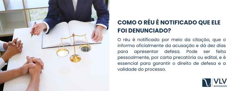 O réu é notificado por citação, que o informa oficialmente do processo.