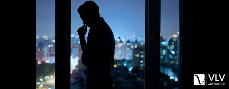 imagem representando homem querendo conseguir prisão domiciliar