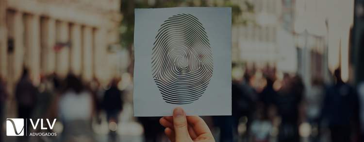 Imagem representando documento falso para conseguir emprego é crime.