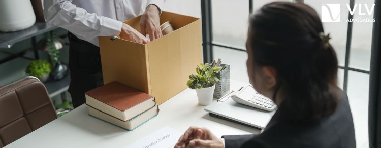 imagem representando empregado demitido sem justa causa