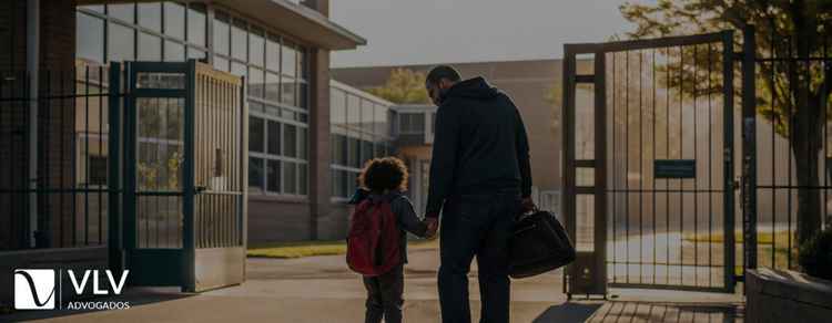 Pai paga só a escola: posso pedir pensão alimentícia? 1 Imagem representando pai paga só a escola.