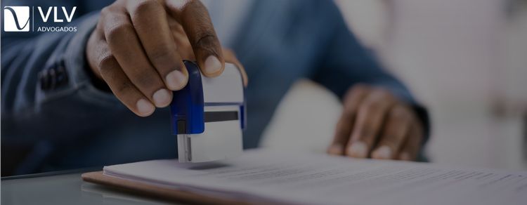 Diferença entre servidor contratado e concursado 1 Imagem representando servidor contratado e concursado.