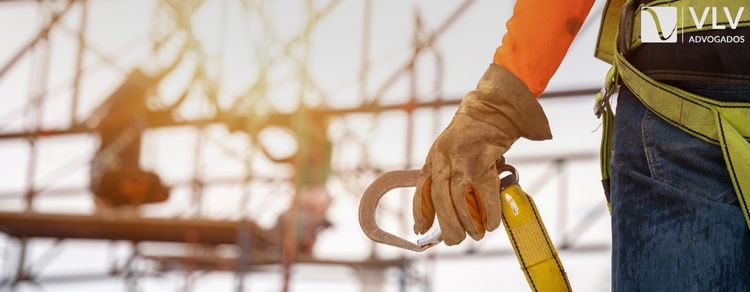 Acidentes com quedas de grande altura em Curitiba expõe riscos do trabalho em altura 1 Imagem representando falta de prevenção, uso incorreto de EPI e fiscalização insuficiente.