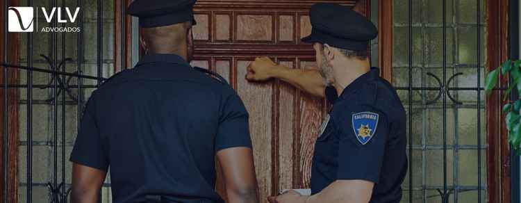 Entrada ilegal de polícia na casa: o que fazer? 1 Imagem representando entrada ilegal de polícia na casa