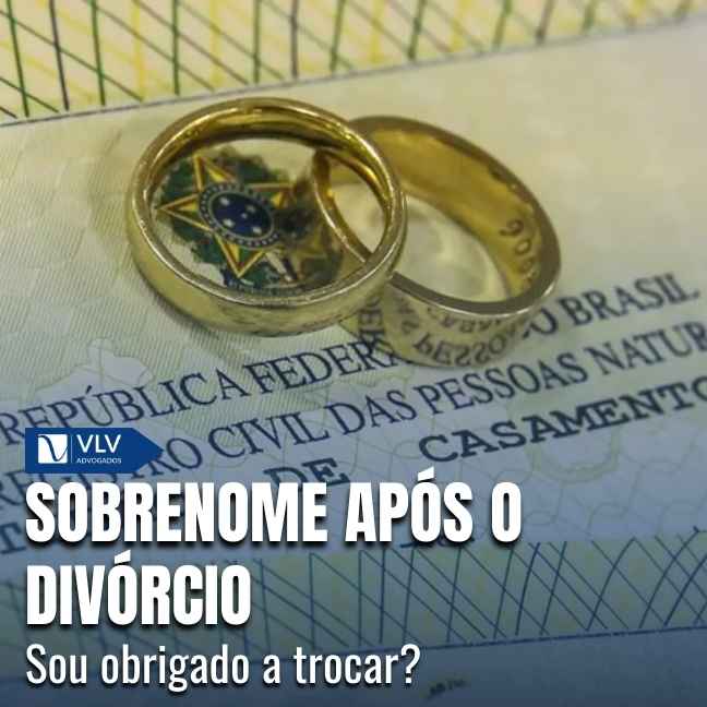Não. Você não é obrigada a trocar de sobrenome após o divórcio.