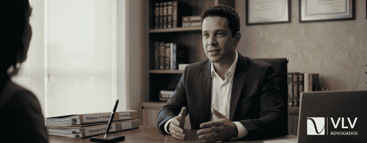 Aposentadoria por tempo de contribuição em 2026 3 Advogado previdenciário em atendimento explicando regras de aposentadoria a cliente em escritório jurídico profissional.