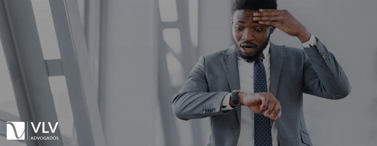 Imagem representando atraso no trabalho.