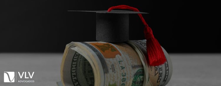 Meu filho está na faculdade: devo continuar pagando pensão? 1 Imagem representando filho na faculdade.