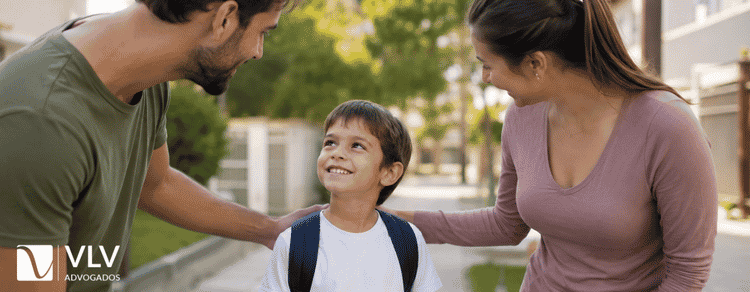 Entenda a guarda compartilhada e sua diferença para as outras modalidades 1 pais com o filho em guarda compartilhada
