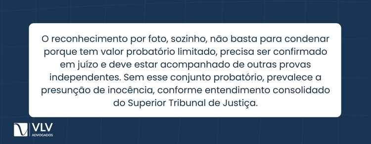 Não. O reconhecimento por foto, por si só, não é prova suficiente para condenar alguém.
