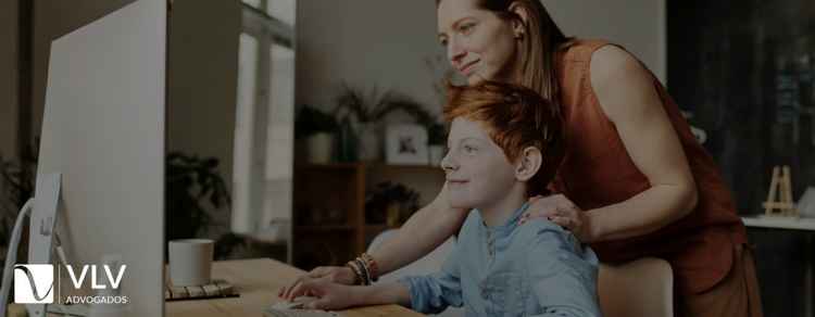 Como pais devem monitorar as contas digitais dos filhos? 1 Imagem representando monitorar as contas digitais dos filhos.