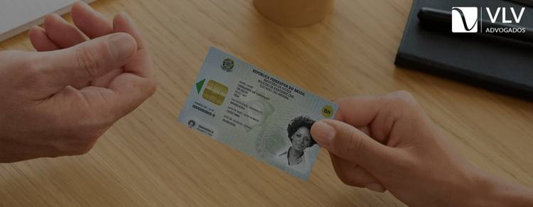 Sou obrigada a trocar de sobrenome após o divórcio? 1 Imagem representando trocar de sobrenome após o divórcio.