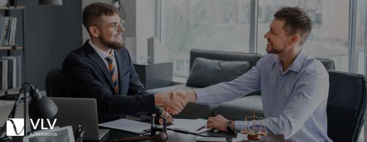 O encontro de um acusado com um advogado criminal experiente 1 Imagem representando advogado criminal.