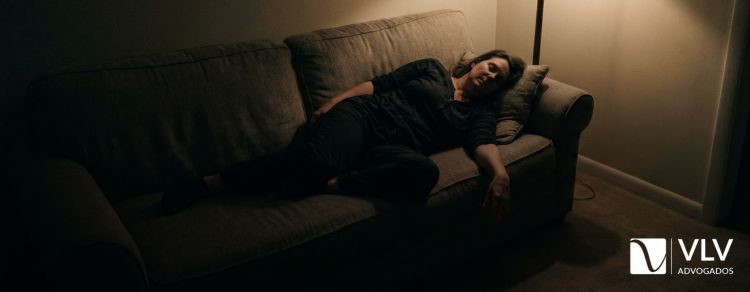 O que configura feminicídio? Veja a diferença para o crime de homicídio! 1 imagem exemplificando feminicídio