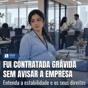 Mulher grávida trabalhando em escritório, apoiando a mão na barriga com expressão apreensiva.