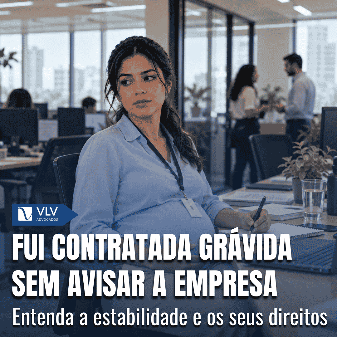 Blog Trabalhista 18 Mulher grávida trabalhando em escritório, apoiando a mão na barriga com expressão apreensiva.
