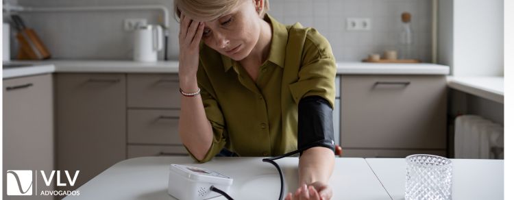 Aposentadoria por hipertensão: confira a decisão do TRF3! 1 imagem de uma pessoa com hipertensão em busca da aposentadoria