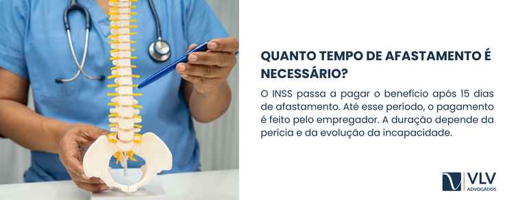 Auxílio-doença por hérnia de disco: é possível? 2 Para que o INSS passe a pagar o benefício, o afastamento do trabalho precisa ultrapassar 15 dias consecutivos.