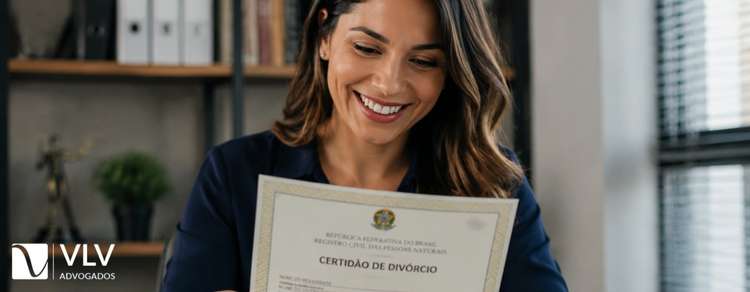 Como atualizar seu estado civil? Guia completo da averbação de divórcio 1 pessoa segurando certidão de averbação de divórcio em escritório, conferindo documento oficialmente