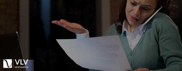 Fui processado, o que fazer? 1 Imagem representando alguém sendo processado.