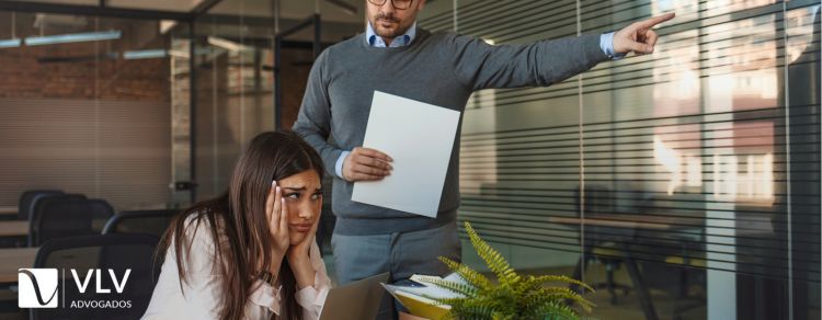 Seu chefe pode exigir isso de você? Tire suas dúvidas! 1 chefe exigindo algo errado da funcionária