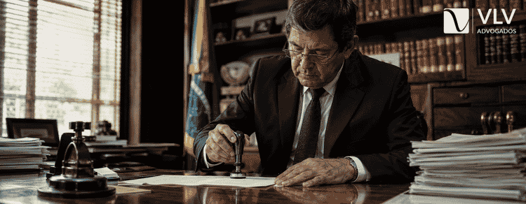 Ata notarial para usucapião: o que é e como fazer? 3 Tabelião assinando ata notarial em cartório para processo de usucapião