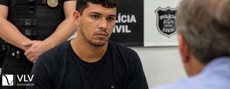 Acusação de homicídio: seus direitos e a importância da defesa técnica 1 homem na delegacia após ter sido acusado de homicídio